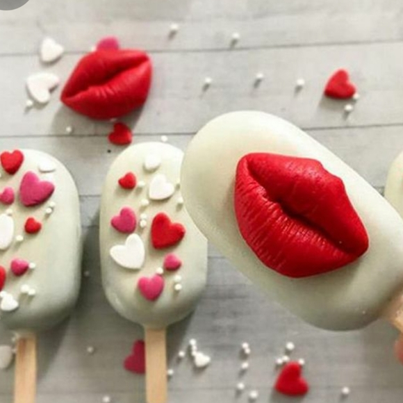 Silicone Mold Kissable Lips💋 - Picture 2 of 16